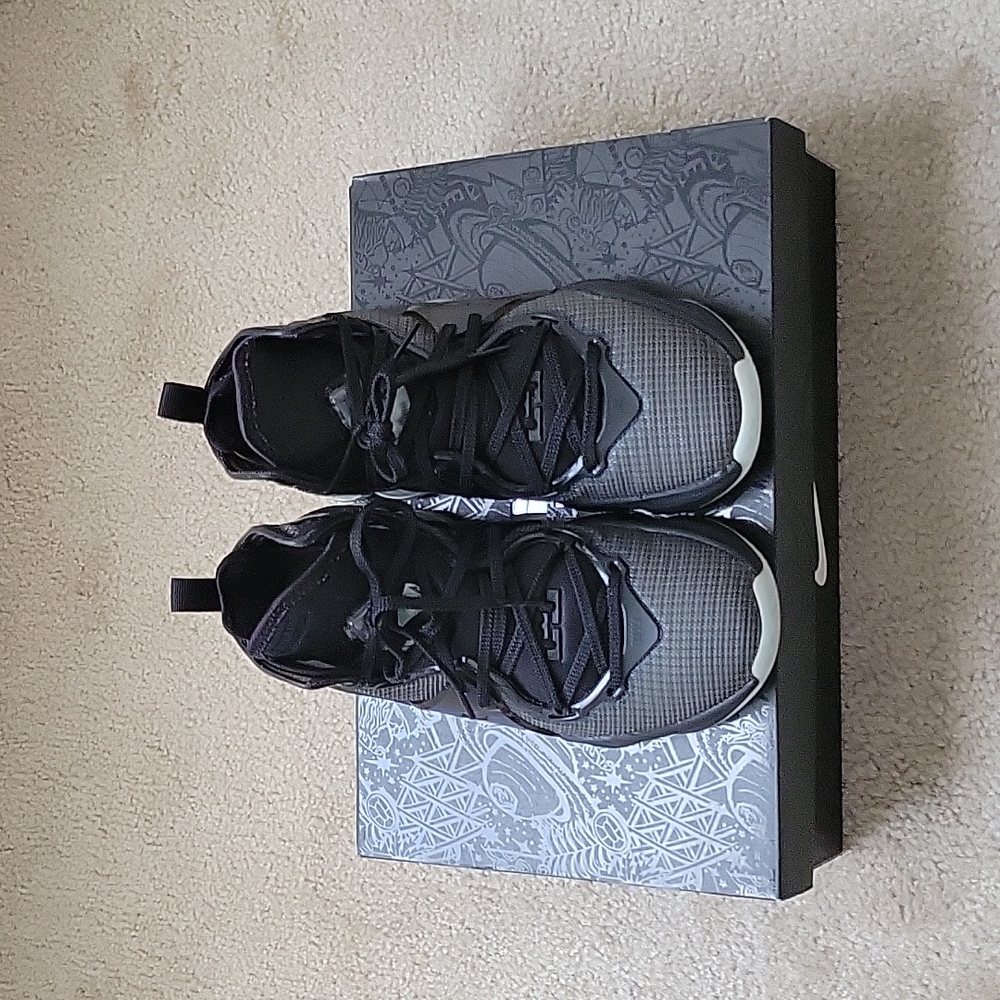 Lebron 19 Black Green Glow